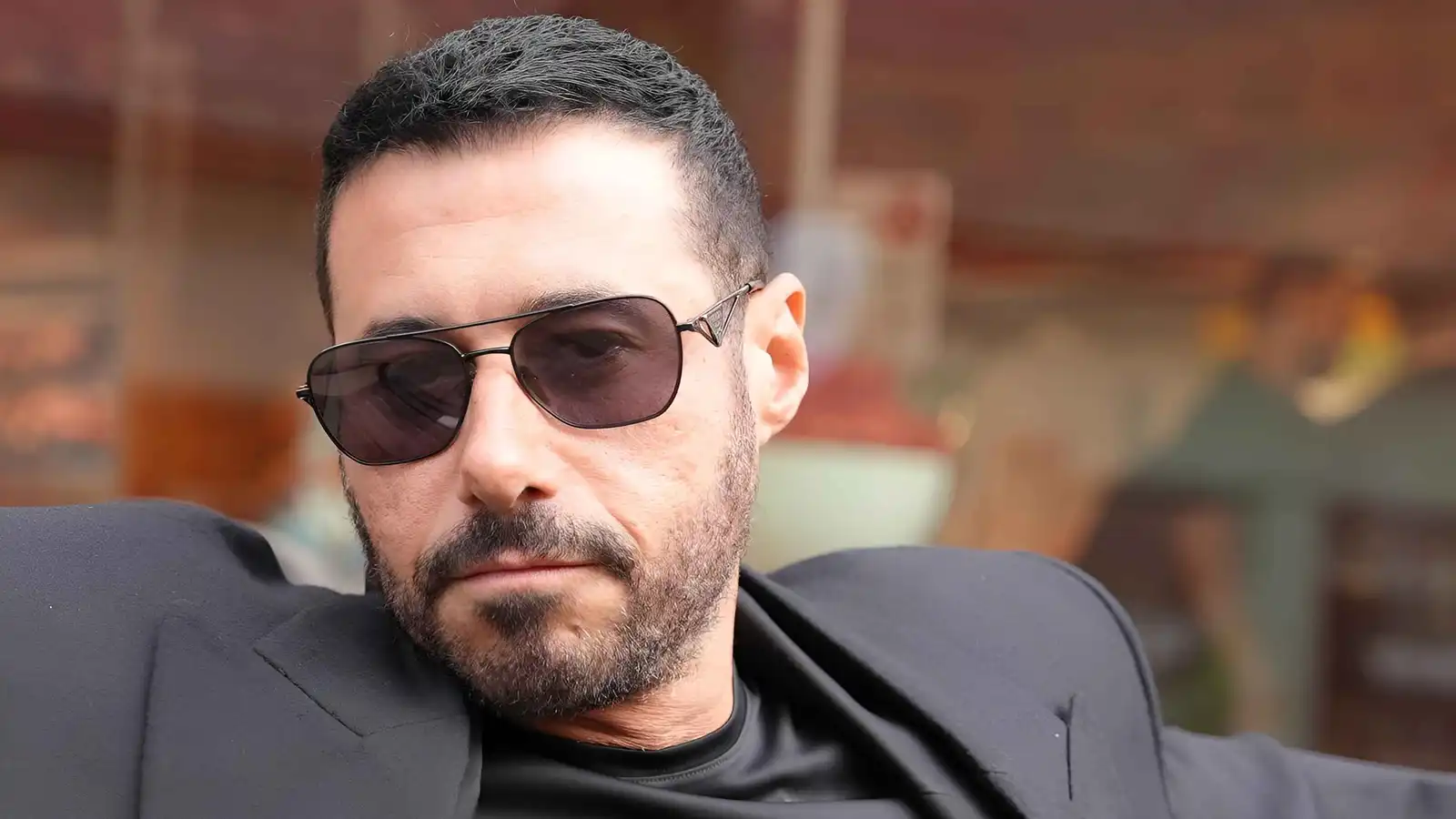 أحمد السعدني يشعل فضول جمهوره بفيديو غامض بعنوان.. حد ماشي ورايا