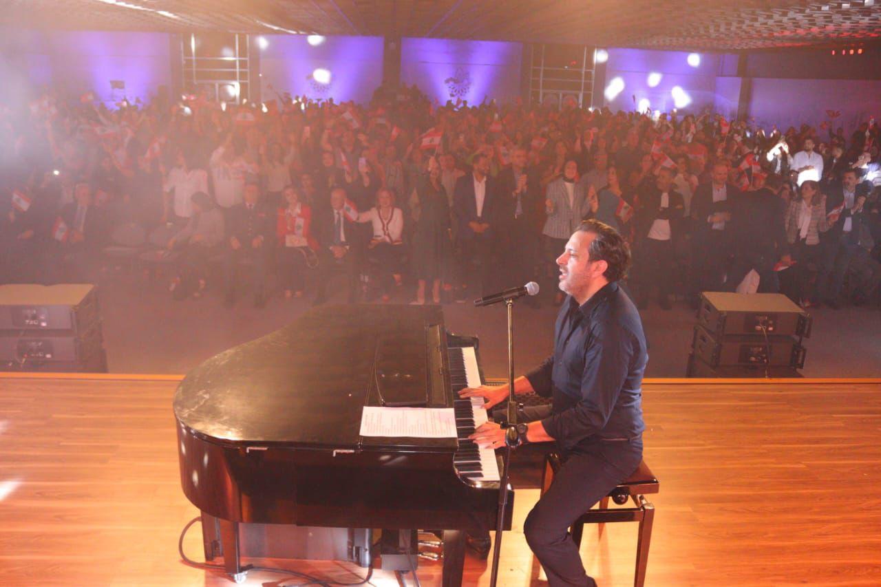 الفنان العالمي غي مانوكيان يتألق في عيد استقلال لبنان