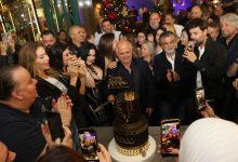 صورة احتفالية تضم مئات الشخصيات في عيد ميلاد الشيخ سالم العكاري