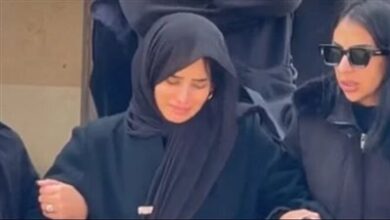صورة الفنانة زينة تستقبل واجب العزاء في شقيقها بحضور كبير للنجوم والأصدقاء والاعلام