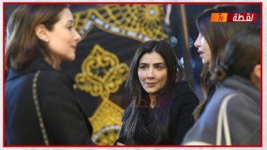 صورة الحزن يخيم على الفنانة مي عمر وهي تتلقي واجب العزاء في والدها بحضور عدد كبير من النجوم