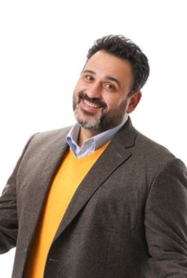 أكرم حسني يستعد لمفاجأة ويواصل نشاطه وحضوره