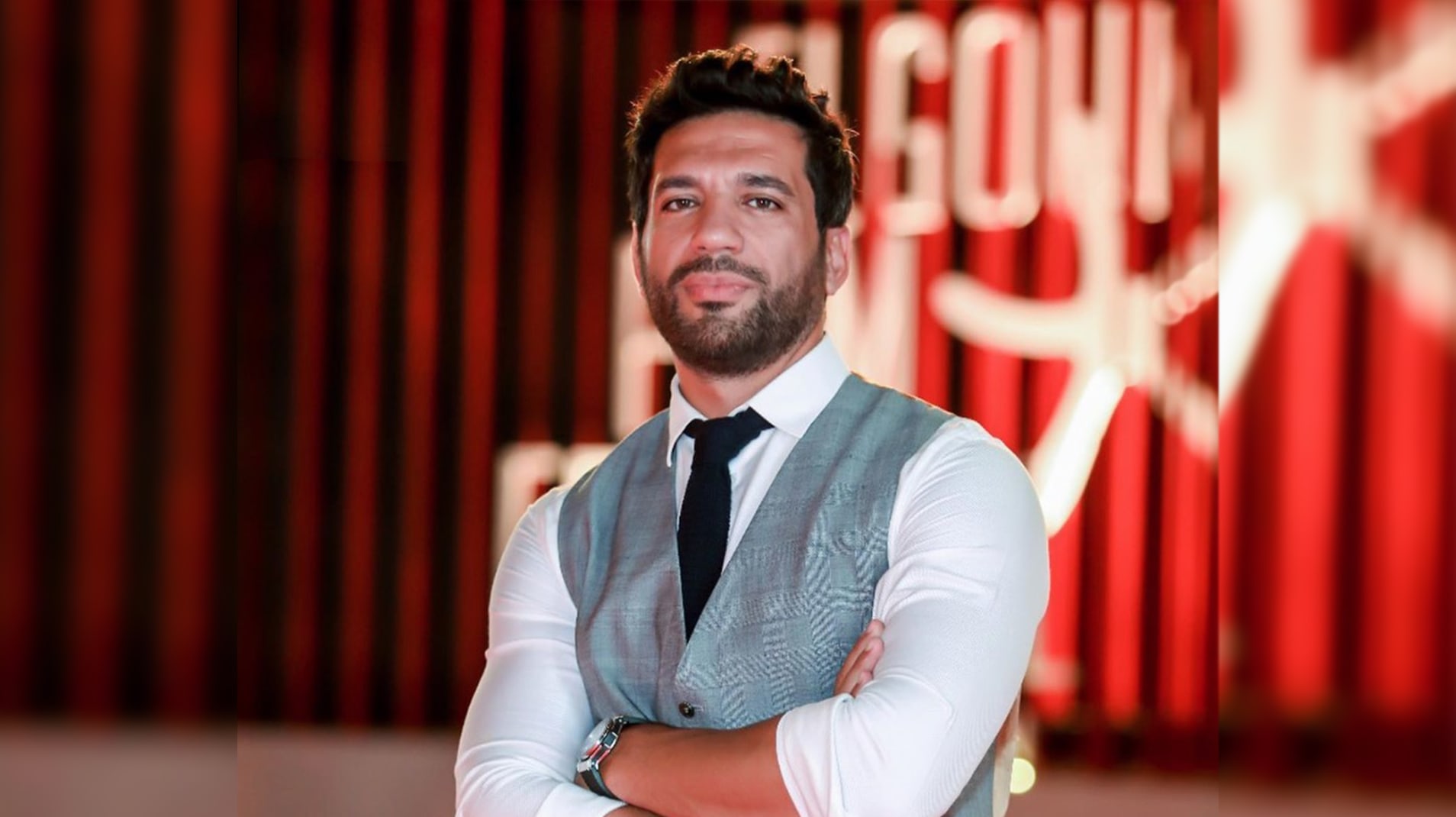 حسن الرداد .. “هناك فنانين يشترون صفحات حتى يروّجوا لنجاح وهمي لأعمالهم”