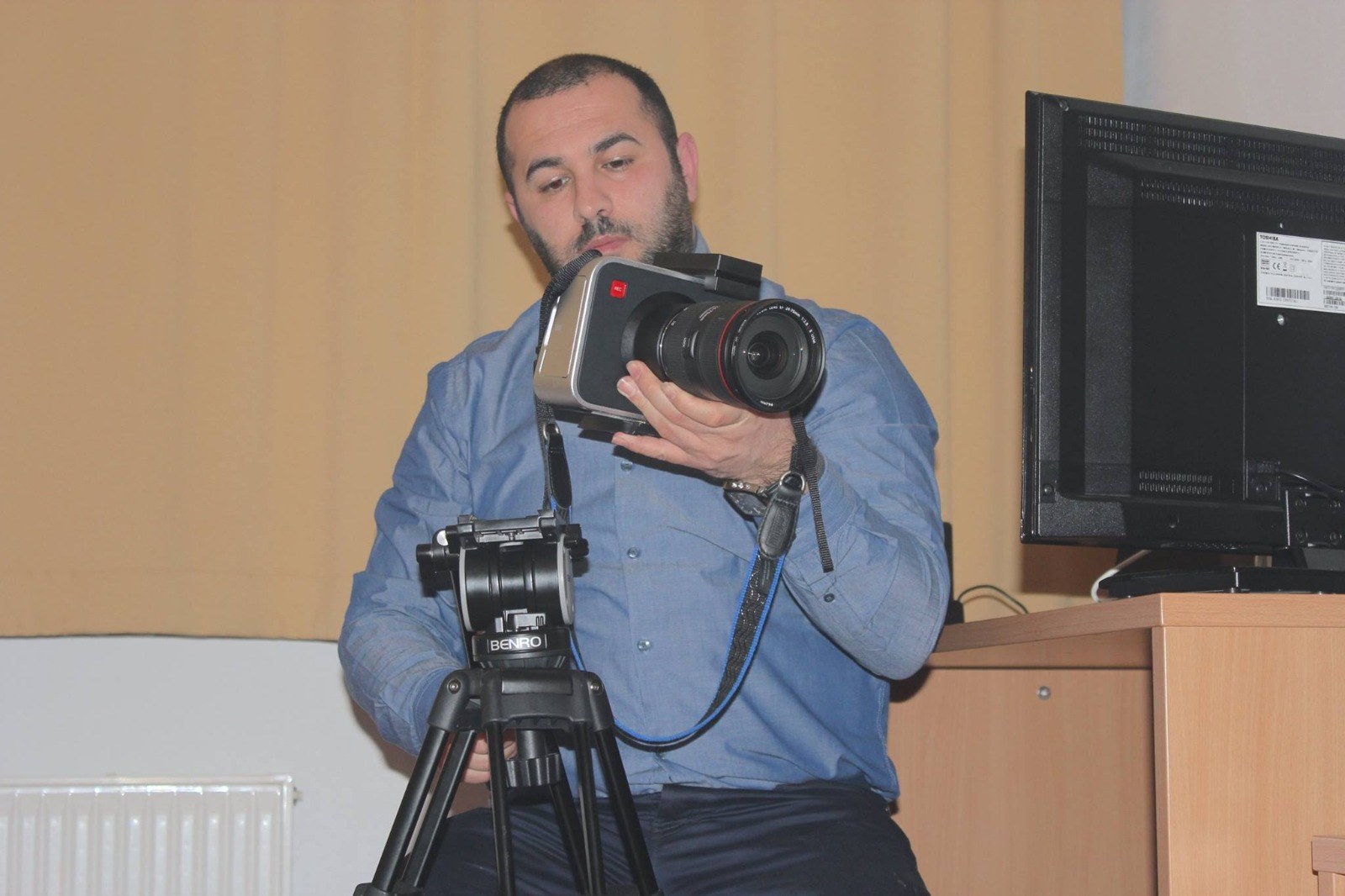 المخرج الفلسطيني اياد ابو روك يحصد جائزة سيدة الارض