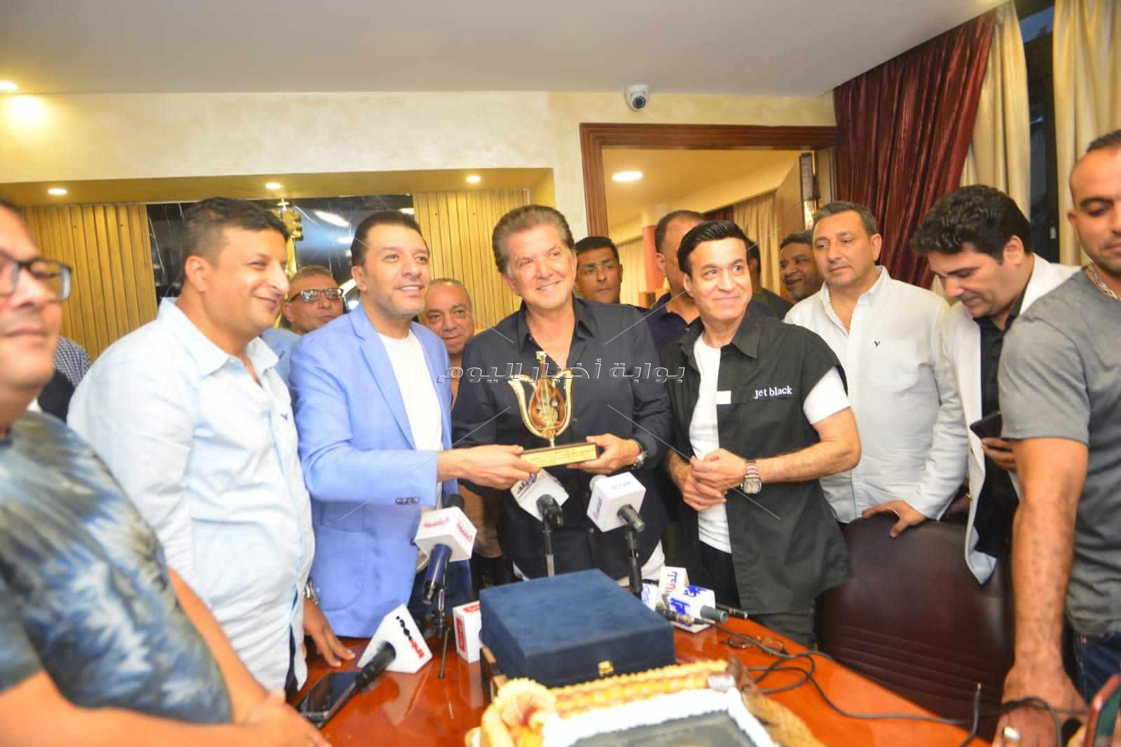 مصطفى كامل يكرم وليد توفيق