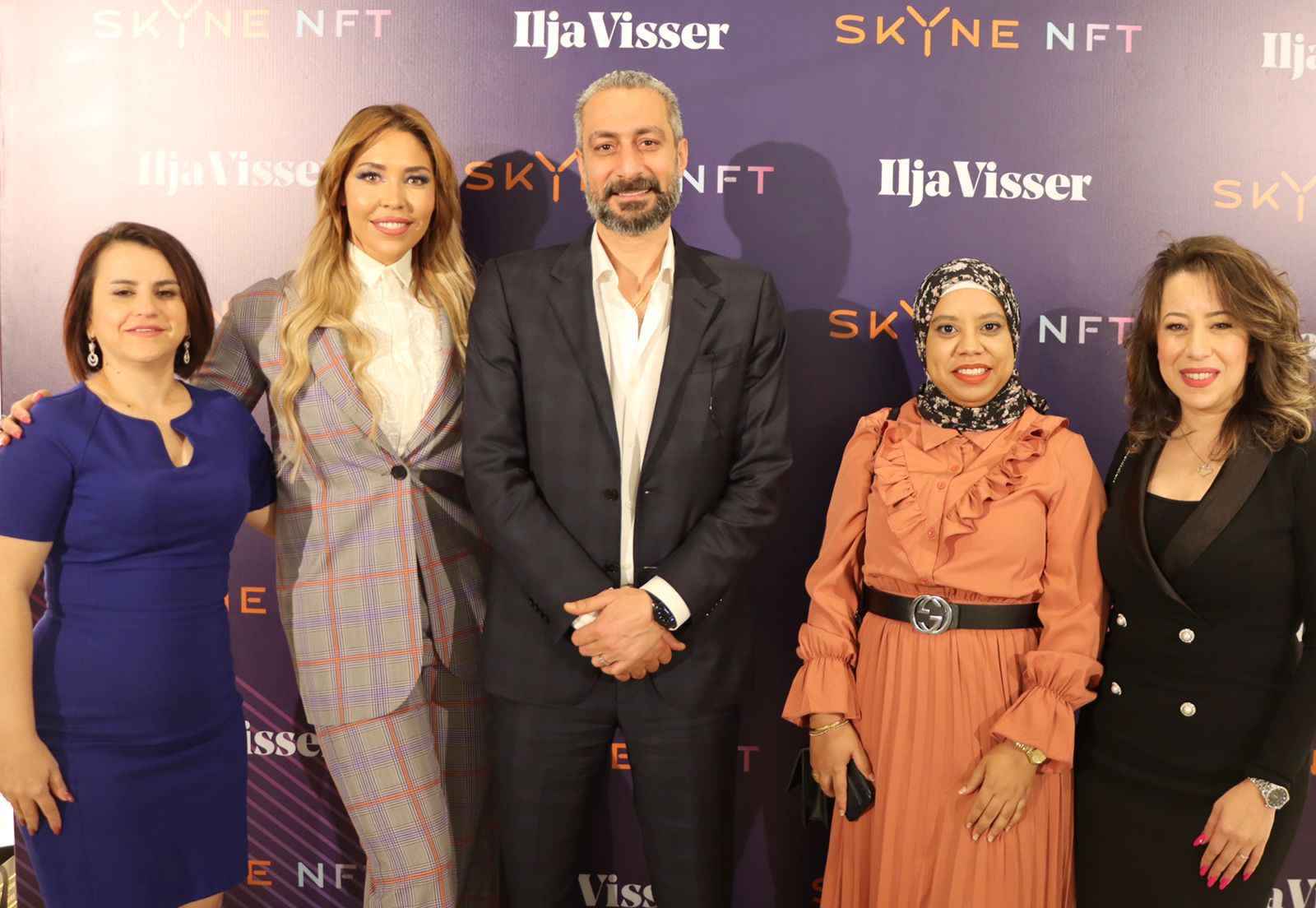 ‎الفنانة العالمية لاروسي تشهد حفل إطلاق أول مجموعة عباءات بتقنية  NFT