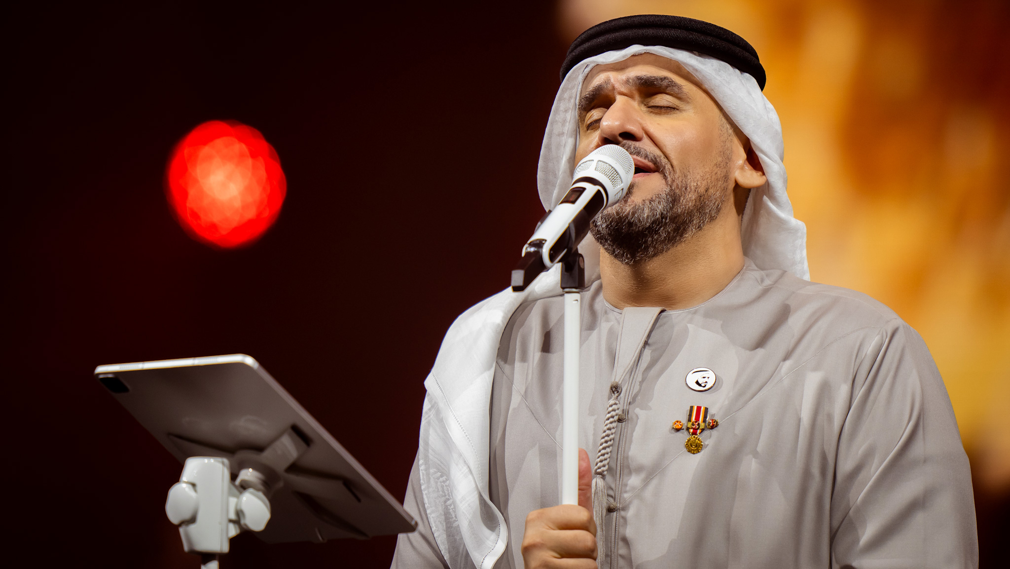 حسين الجسمي يؤدي النشيد الإماراتي بأداء مبهر