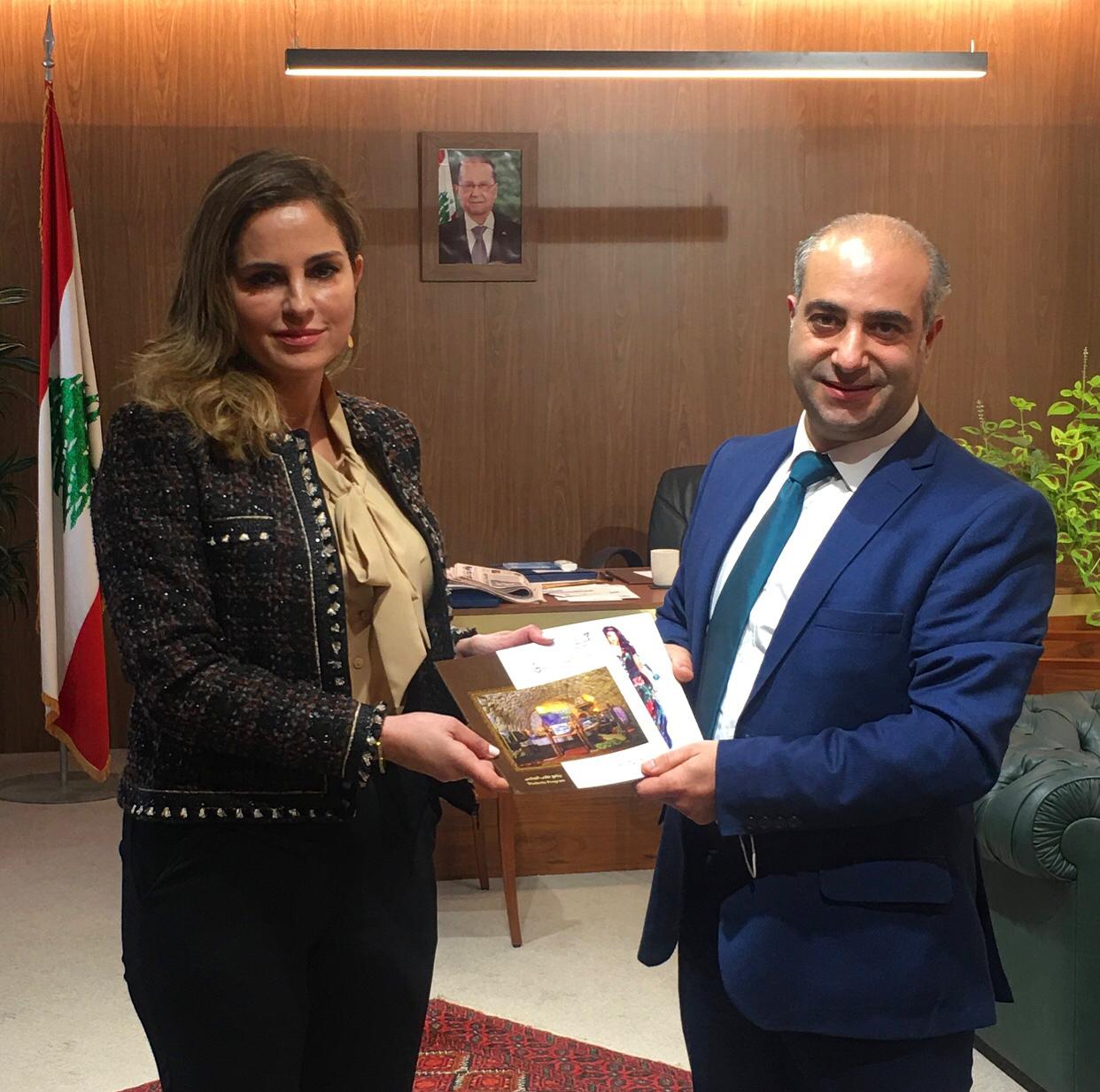 الفنان غاندي بوذياب رئيس جمعية كهف الفنون في ضيافة وزيرة الاعلام