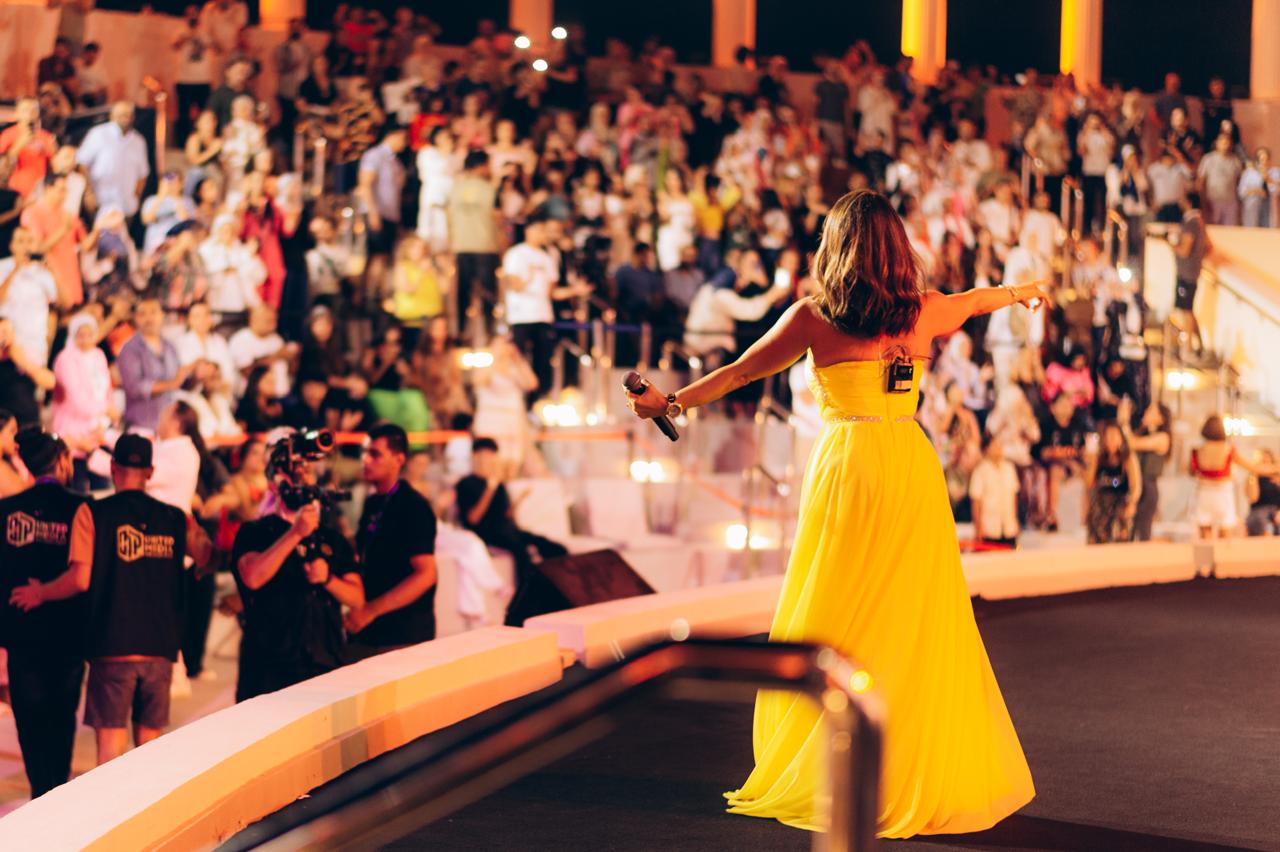 ديانا حداد تستمتع بأجواء الساحل الشمالي وتشيد بمشاريع إعمار السياحية