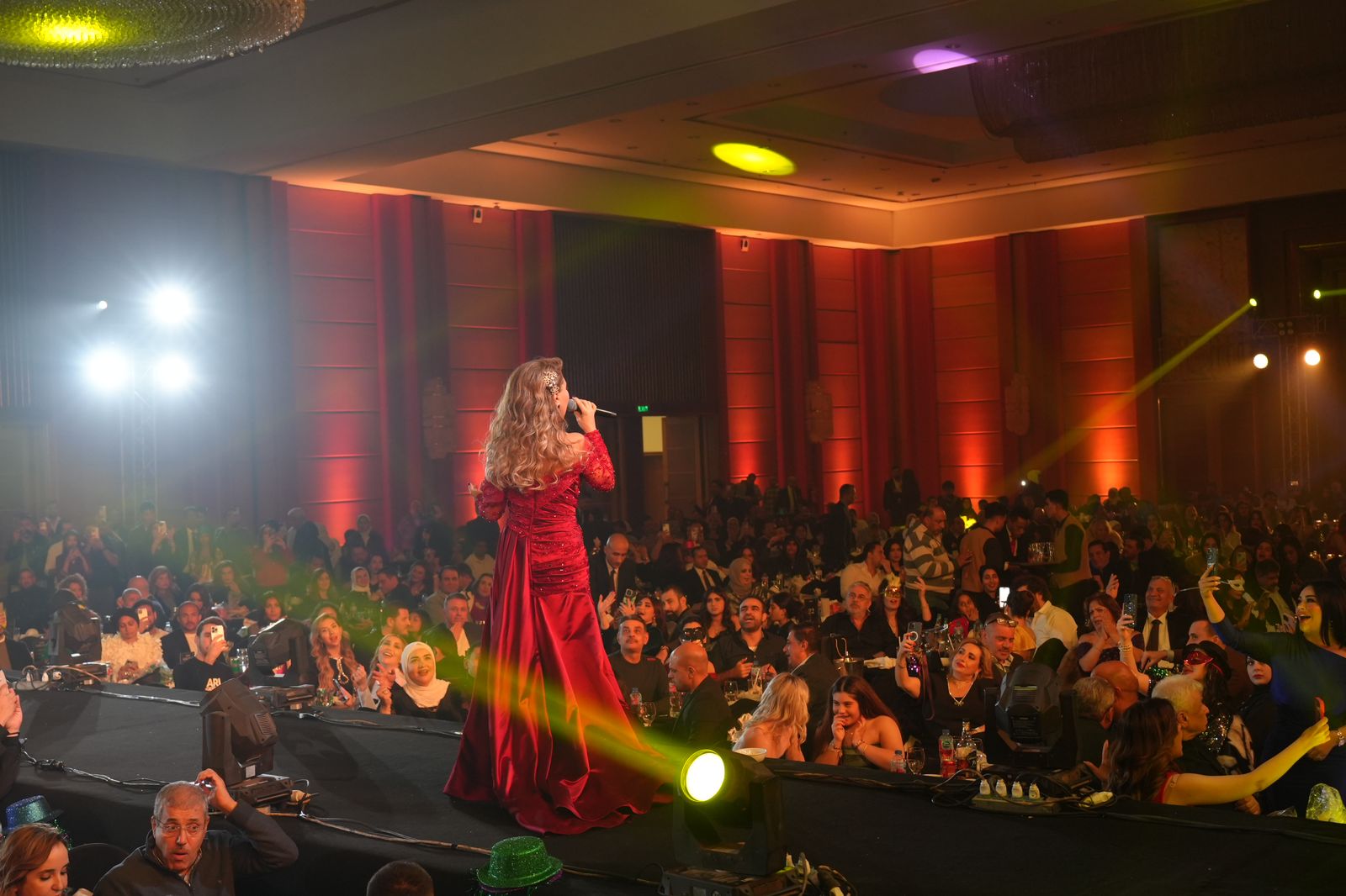 نوال الزغبي تضيء سماء القاهرة بحفل فني مميز لعام 2025