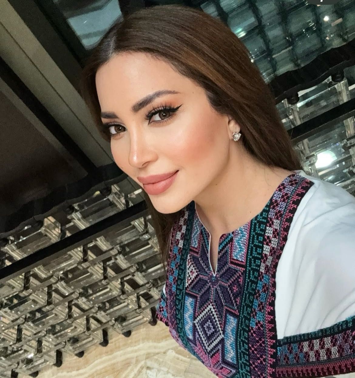 عباءة فلسطينية بيضاء.. نسرين طافش تخطف الأنظار في “القاهرة 24”