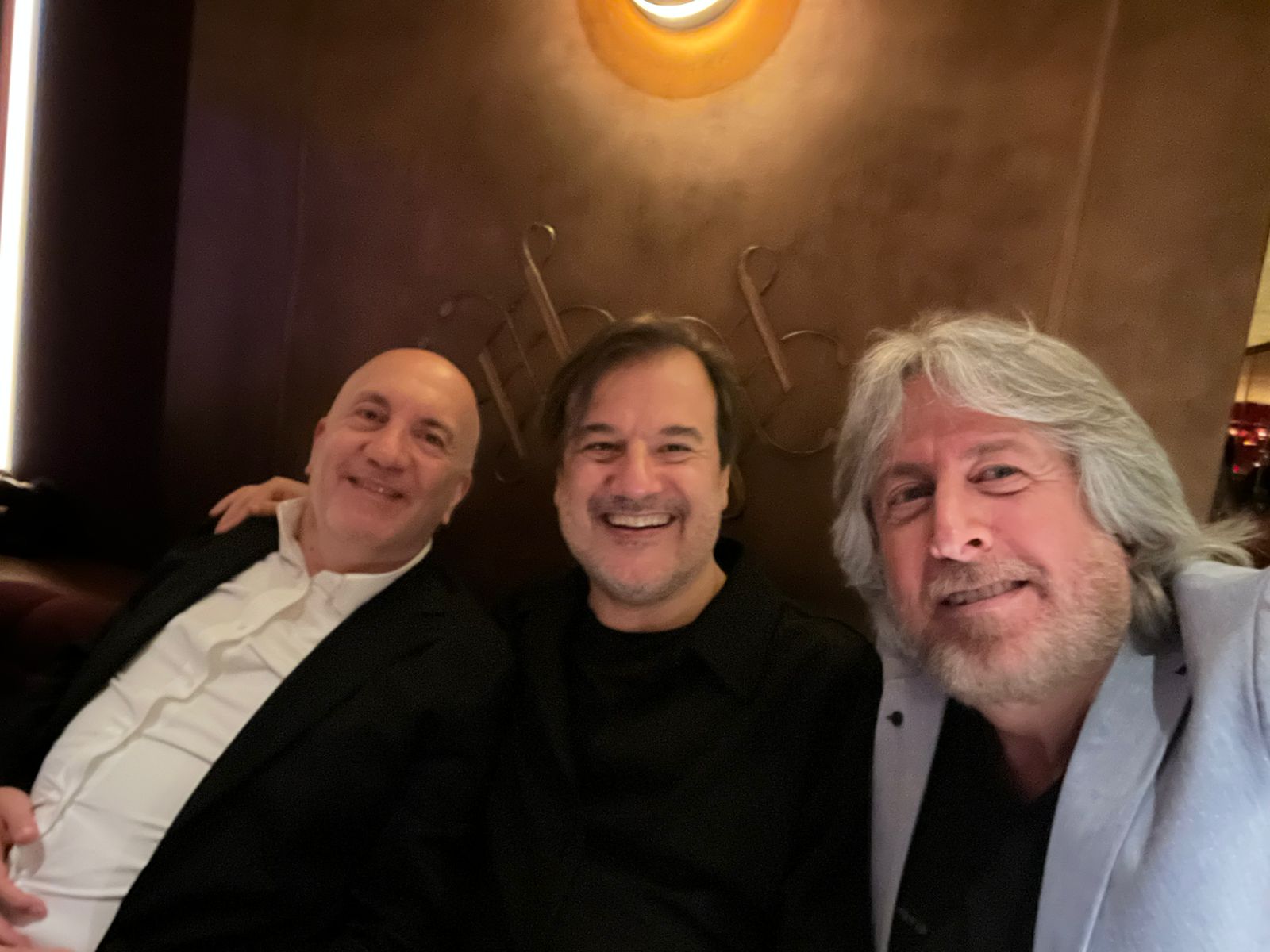 بيروت تحتفل بالإبداع: مشروع فني جديد للفنان جان ماري رياشي يجمع الأصدقاء والموسيقى