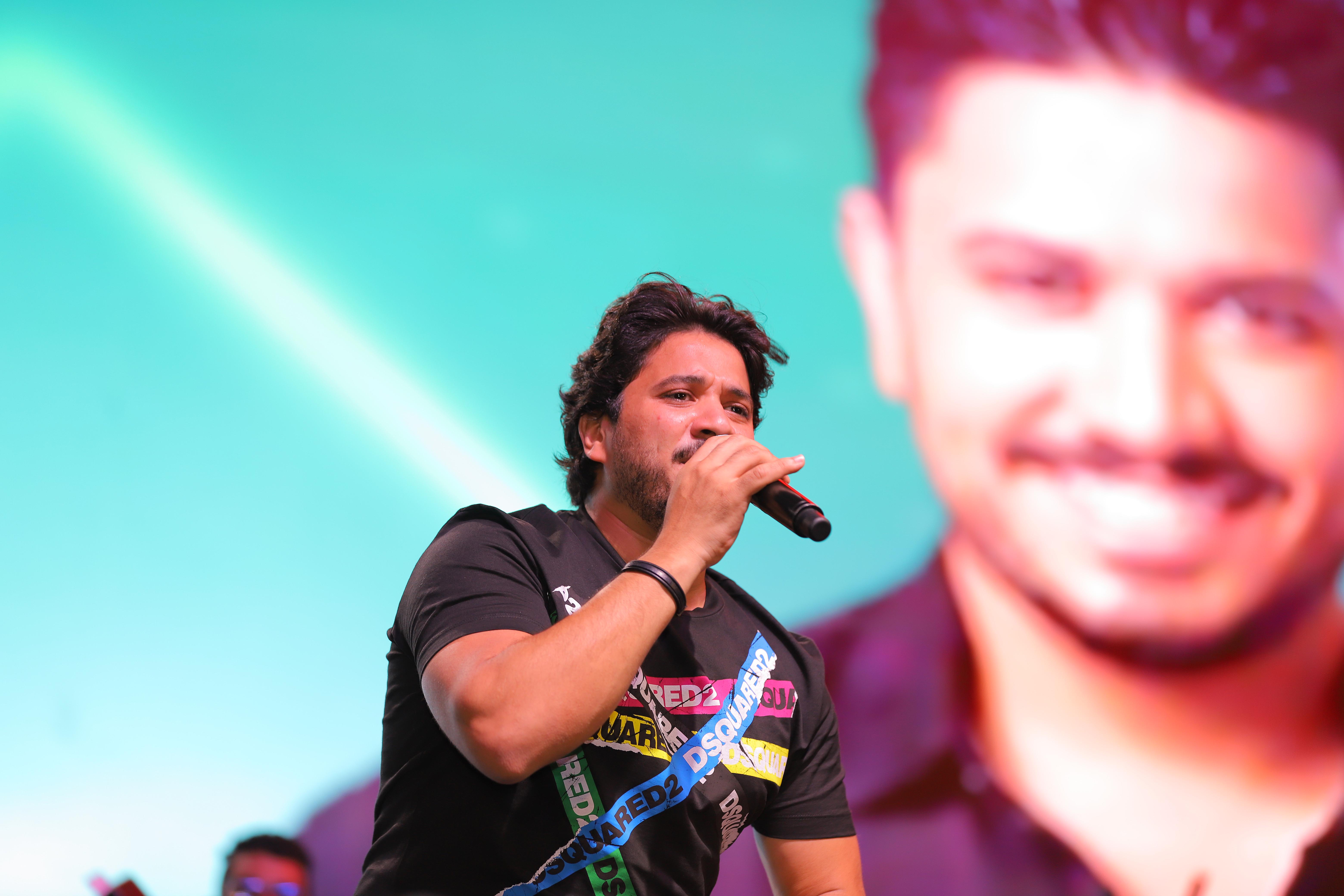 صورة ستاد القاهرة يهتز بجمهور ضخم في حفل مصطفي حجاج