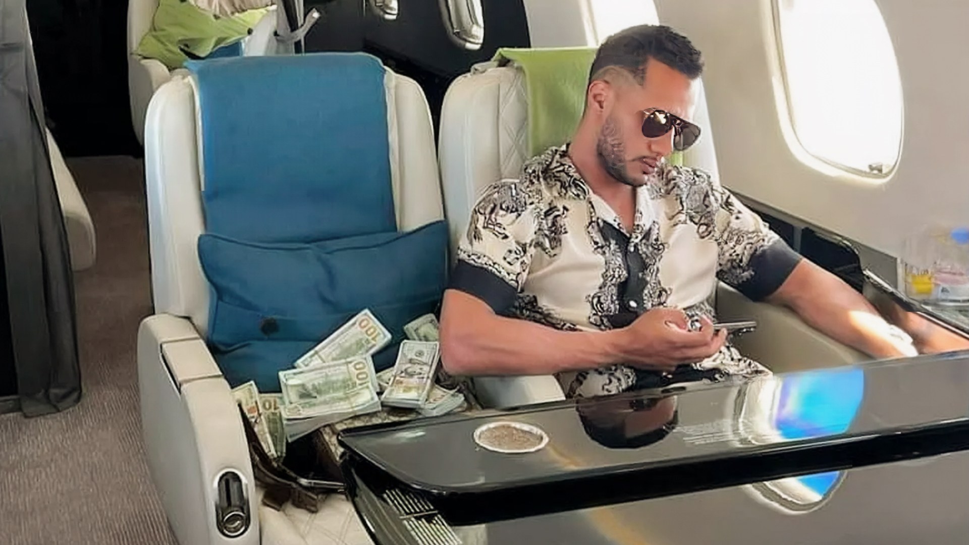 محمد رمضان يثير الجدل ويشعل السوشيال ميديا بوصوله إلي حفله برأس البر بطائرة هليكوبتر وسيارة فارهة
